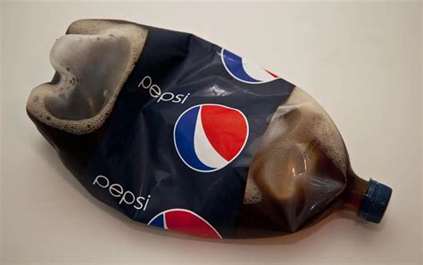how do fizzy drinks stay fizzy